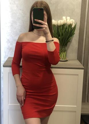 Красное облегающее платье с открытыми плечами sinsay