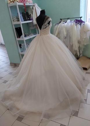 Дуже пишна весільна сукня