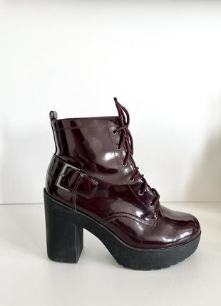 Чоботи ботильйони лакові на платформі бордові марсала на шнурівці ботинки