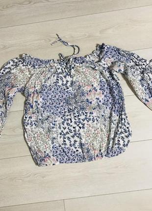 Легкая блуза с нежным цветочным принтом1 фото