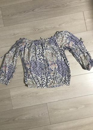 Легкая блуза с нежным цветочным принтом4 фото