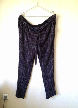 Зауженные текстурированные брюки  на комфортной талии 58 или 24 uk
