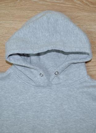 Укороченная серая худи prettylittlething с монограмной резинкой