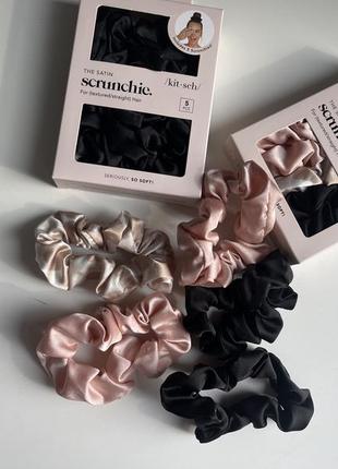 Чорна сатинова  резинка для волосся kitsch satin sleep scrunchies