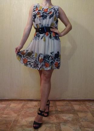 Яркое, летнее, расклешенное платье с цветочным принтом1 фото