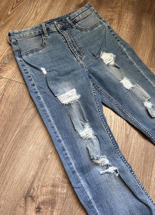 Джинси з потертостями, висока посадка