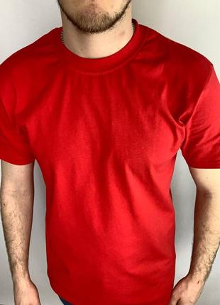 Мужская однотонная красная футболка1 фото