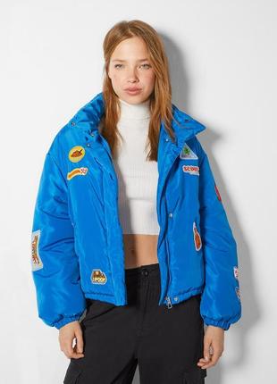 Демі курточка bershka з нашивками s-m-l