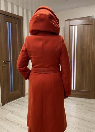 Красное пальто с капюшоном5 фото