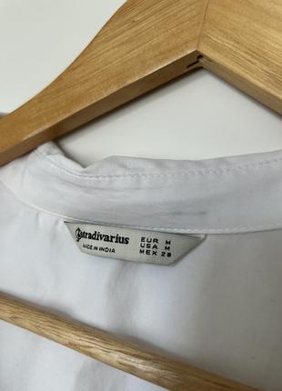 Белая женская блуза бренда stradivarius7 фото