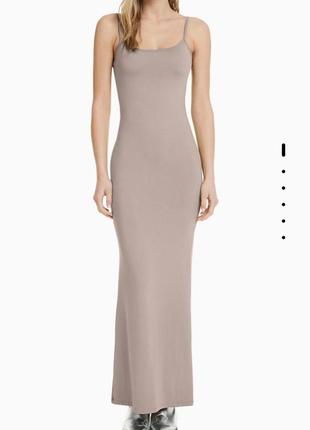 Облегаюча довга сукня на тонких бретелях