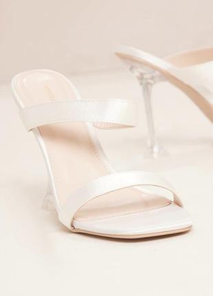 Белые атласные босоножки на прозрачных каблуках4 фото