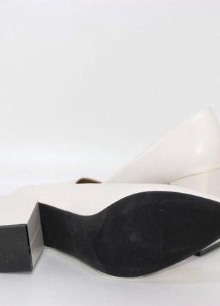 Жіночі білі туфлі на широкому квадратному підборі.8 фото