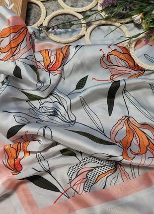 Стальной платок в цветочно- оранжевый принт ( 69 см на 73 см)1 фото