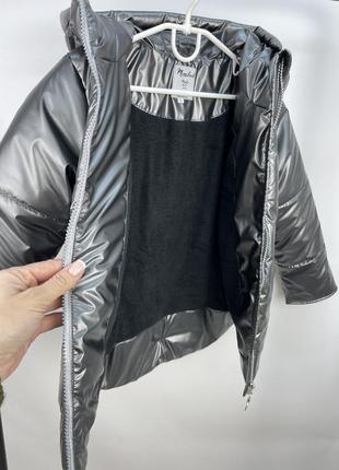 Демисезонная куртка на флисе графитовая с капюшоном удлиненная5 фото