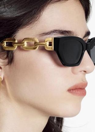Стильные женские солнцезащитные очки с имитацией цепочки1 фото