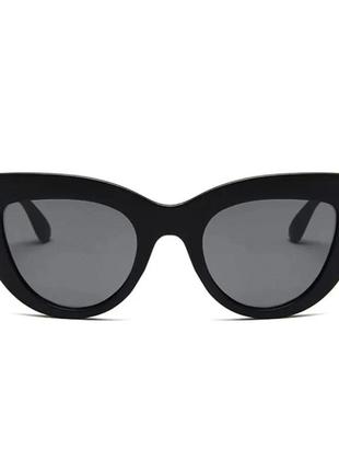 Жіночі стильні сонцезахисні окуляри кішечки в чорному кольорі3 фото