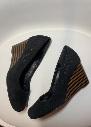 Женские туфли из натуральной замши на платформе в черном цвете5 фото