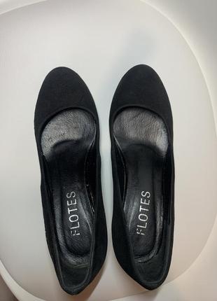 Женские туфли из натуральной замши на платформе в черном цвете7 фото