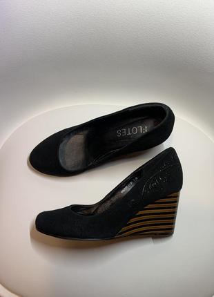 Женские туфли из натуральной замши на платформе в черном цвете1 фото