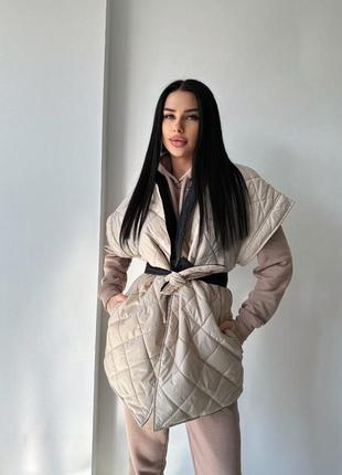 Трендовая жилетка в стиле "кимоно" свободного кроя с поясом