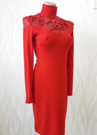 Нежное, аристократическое, трикотажное красного цвета платье.