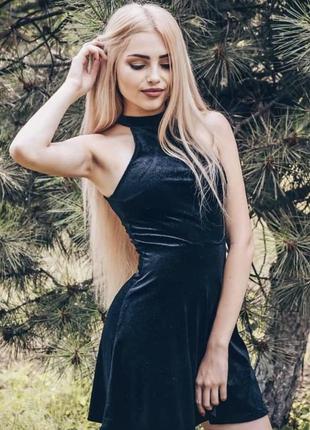 Черное мини платье с открытыми плечами4 фото