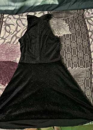Черное мини платье с открытыми плечами1 фото