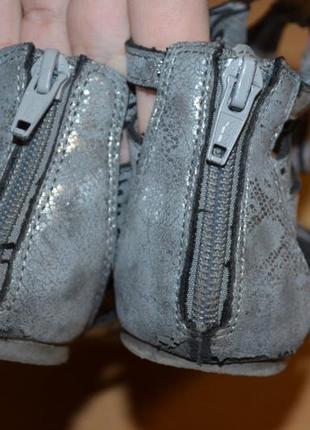 Серебристые босоножки со шнуровкоц6 фото