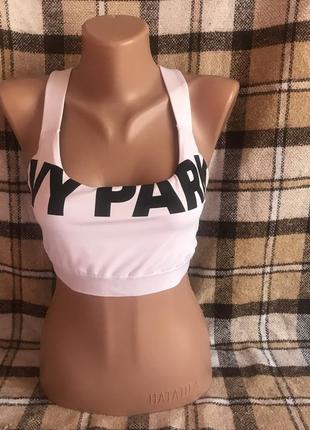 Спортивный белый кроп-топ топ с логотипом ivy park. р-р м.9 фото