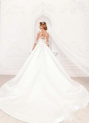 Классическое свадебное платье со шлефом2 фото