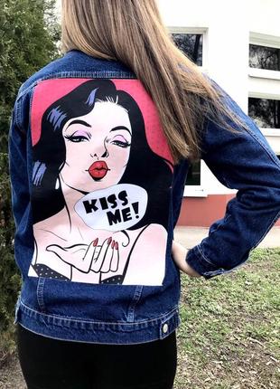 Джинсова куртка жіноча з малюнком на спині kiss me5 фото