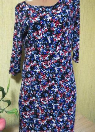 Симпатичное платье в  цветочек