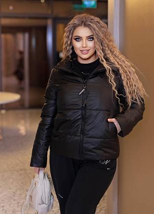 Жіноча куртка демісезонна великих розмірів.