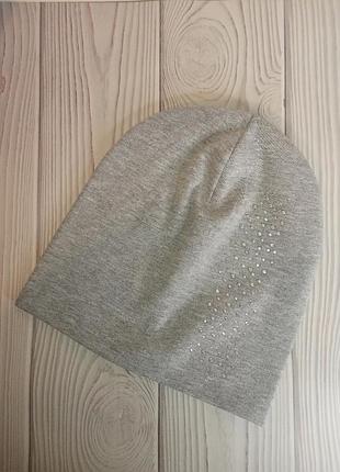 Шапка весенняя трикотажная с стразами