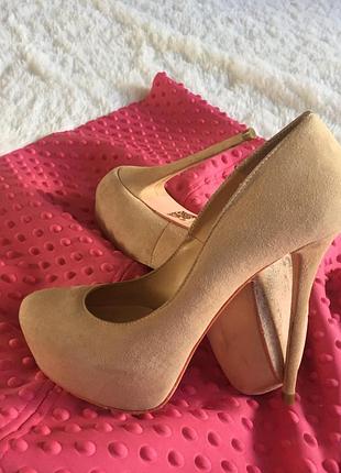 Дорогі шикарні туфлі лабутены ярослав шульженко