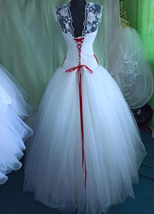 Новое свадебное платье с красным гипюровым поясом.3 фото