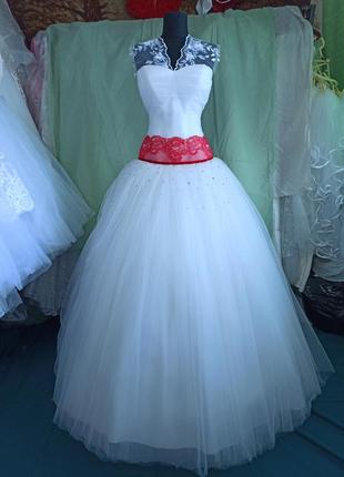 Новое свадебное платье с красным гипюровым поясом.4 фото