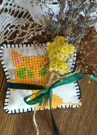 Аромо-саше полынь с вышивкой ручной работы и натуральными травами – оригинальный подарок2 фото