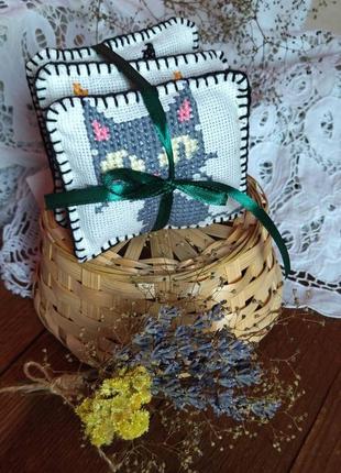 Лавандовое аромо-саше с вышивкой ручной работы и натуральными травами - оригинальный подарок7 фото