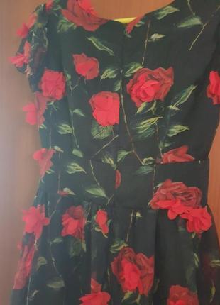 Сукня чорна у червоних трояндах, квіти об'ємні.5 фото