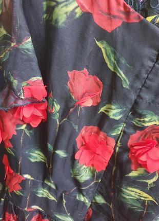 Платье черное в красных розах, цветы объемные.7 фото