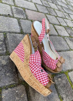 Босоніжки на танкетці 38 та 40 розміру5 фото