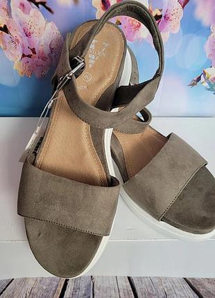 Кружевные босоножки.