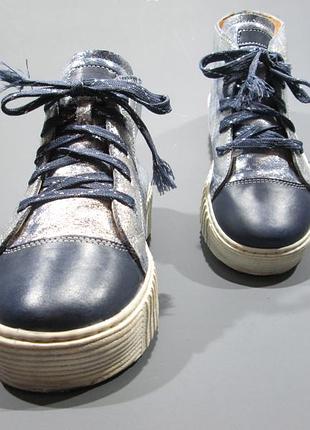 Кроссовки. made in spain.