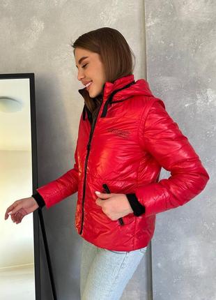 Куртка жилетка женская красная однотонная с карманами на молнии со съемными рукавами и капишоном стильная качественная трендовая4 фото