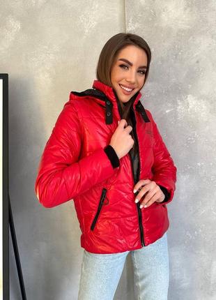 Куртка жилетка женская красная однотонная с карманами на молнии со съемными рукавами и капишоном стильная качественная трендовая2 фото