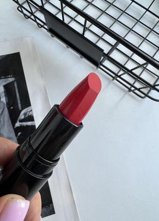 Помада make up for ever rouge artist intense color beautifying lipstick - 402 untamed fire