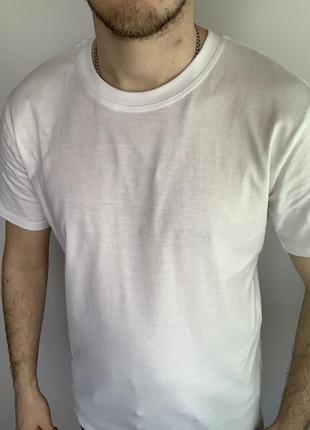 Однотонная белая мужская футболка1 фото