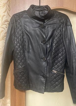 Продаю кожанную курточку женскую размер 48-50